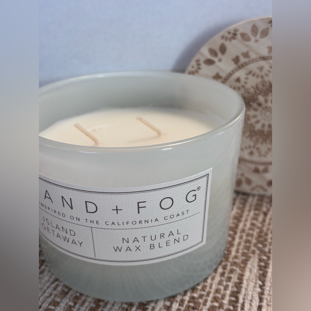 Island Getaway Sand & Fog Candle - Picture 1 of 4